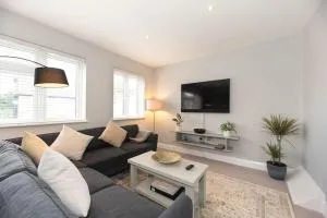 Large 3 Bedroom Apartment in Leafy Hampton Hill, Richmond, SW London - 泰丁敦