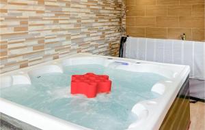 Maisons de vacances Gorgeous Home In Saint-germain-sur-ay With Kitchen : photos des chambres