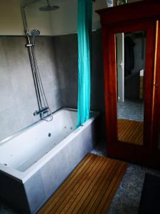 B&B / Chambres d'hotes LE CERISIER : Chambre Double avec Salle de Bains Privative Extérieure