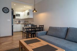 Komfortowy Apartament Nadbrzeżna blisko Warszawy z Parkingiem