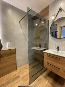 Komfortowy Apartament Nadbrzeżna blisko Warszawy z Parkingiem