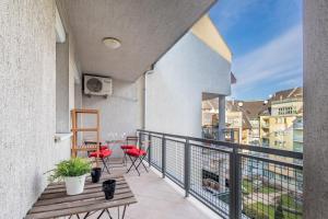 Two bedrooms apartment with free garage in the downtown