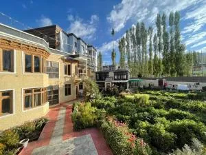 Zaltak Guest House and Hostel - 列城