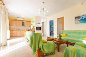 Sun Sea & Views 100m from beach!