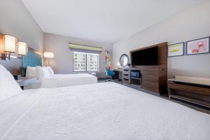 Queen Room with Two Queen Beds - Hearing Access room in Hampton Inn By Hilton Columbus Downtown