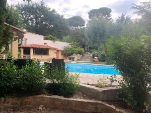 Sejours chez l'habitant Studio Oustaou acces piscine : photos des chambres
