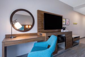 King Room with Microwave and Fridge room in Hampton Inn By Hilton Columbus Downtown