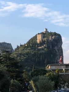 Villa retroe parco con vista castello