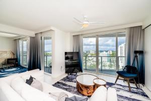 High Floor Luxury 2BR 2BA, Sleeps 6, Resort Access - Horizon by HomeStakes Stays