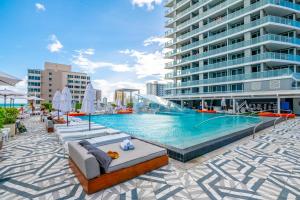 High Floor Luxury 2BR 2BA, Sleeps 6, Resort Access - Horizon by HomeStakes Stays