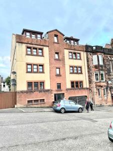 Modern 2 bed flat, private parking & sec entry