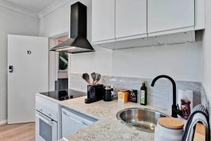 Fleur at Lotus Apartments - Chic Boho Flat Near Glenelg & CBD