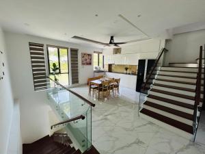 Bons Homestay - NGUYÊN CĂN 3 phòng ngủ - Hai mặt tiền - Bãi đỗ xe có mái che miễn phí