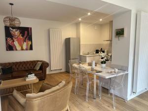 Maison de charme au centre de Moulins, avec jardin et terrasse, tout confort inclus - FR-1-489-474