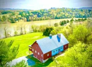 The Barn at Evermore: riverfront retreat w/hot tub - Shenandoah Forest