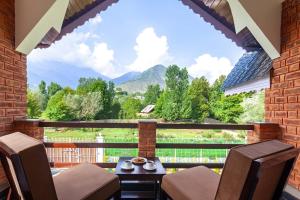 StayVista at Gaash Cottage - Brick Villa with scenic view in Preng