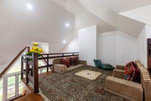 StayVista at Gaash Cottage - Brick Villa with scenic view in Preng
