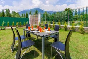StayVista at Gaash Cottage - Brick Villa with scenic view in Preng