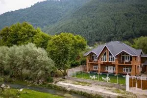 StayVista at Gaash Cottage - Pet Friendly Villa with Lawn, Bonfire, WiFi - Kanzalwan