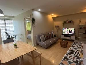 SHAW BLVD 69 sqm 2 bdrm w WiFi, parking, across Shangrila Mall