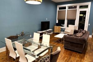 THE PAINTED MUSE I Stylish 3BR with Rooftop Hot Tub in East Nashville