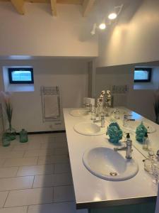 Villas Demeure charentaise Standing - Grande Piscine - jacuzzi balneo - Pool house : photos des chambres