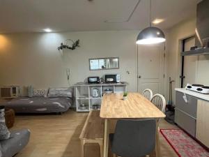 SHAW BLVD 69 sqm 2 bdrm w WiFi, parking, across Shangrila Mall