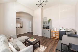 Wonderful Getaway Cypress 2 BR with thoughtful comforts