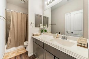 Wonderful Getaway Cypress 2 BR with thoughtful comforts