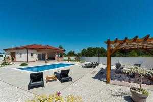 4* Villa First Hill with heated pool, Zaton 