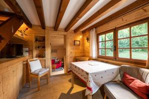 Maisons de vacances Chalet du Brey - Avec terrasse et jardin : photos des chambres