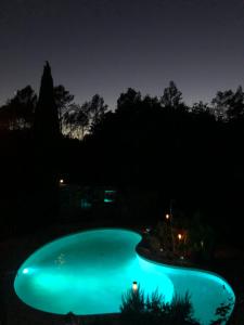 Villas Superbe bergerie en coeur de foret avec piscine privee lac riviere cascades : photos des chambres