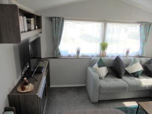 Kingfisher : Seasons:- 8 Berth, Central Heated, Close to site shop