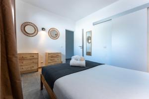 Modern 2 BDR Flat WBalcony and Pool by LovelyStay