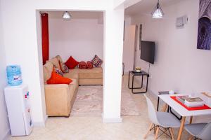 Arabella Bloom - Chic 1-Bedroom Apartment near Waterfront Mall Karen