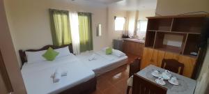 CORALYNS PLACE Family of 4