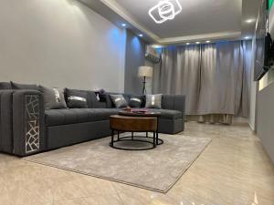 Modern flat 3 rooms and 2 bathroom amazing location شقة فندقية حديثة و جديدة كاملة مدينة نصر بالقرب من ستي ستارز 2 غرف نوم 2 حمام وصالة و بلكونة