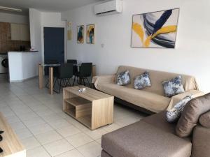 Kings Palace - spacious 2-bed with sea views and large patio