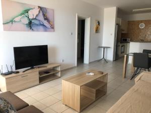 Kings Palace - spacious 2-bed with sea views and large patio