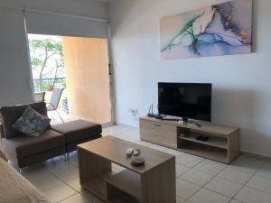 Kings Palace - spacious 2-bed with sea views and large patio