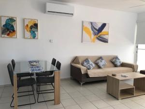 Kings Palace - spacious 2-bed with sea views and large patio