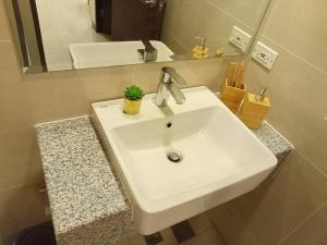 Beautiful High End Condo in City Center, Manila