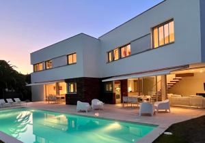 Villa Casanovas 1213 people