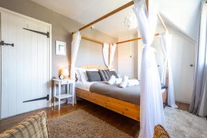 Fairstead Cottage by Big Skies Cottages