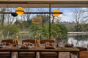 Stylish lakehouse in idyllic, private green scenery