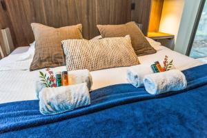 Stylish lakehouse in idyllic, private green scenery