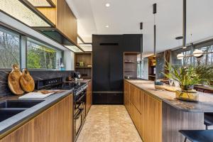 Stylish lakehouse in idyllic, private green scenery