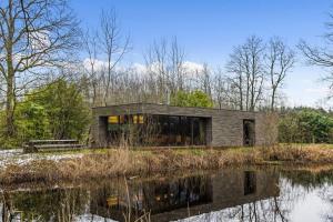 Stylish lakehouse in idyllic, private green scenery