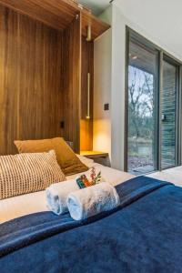 Stylish lakehouse in idyllic, private green scenery