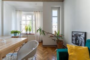 Apartament SLOW w piÄ™knej kamienicy - 6 osobowy, 2 balkony - Space Apart